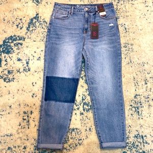 New with tags!! No Boundaries Mom jeans